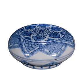 China Ming Chenghua period blue and white flower pattern lid box