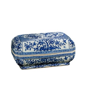 Blue and white flower and bird pattern lid box, Ming Dynasty, Wanli period, China