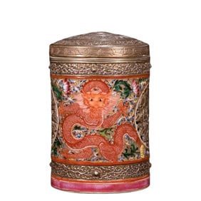 Chinese Qing Dynasty Qianlong period Famille rose dragon pattern lidded jar