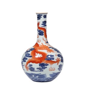 Chinese Qing Dynasty Qianlong period blue and white alum red dragon pattern long neck vase
