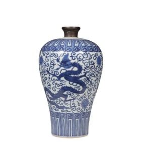 Blue and white dragon-patterned plum vase from the Wanli period of the Ming Dynasty, China