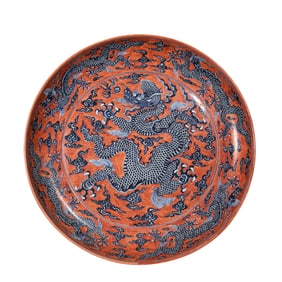 Large plate with dragon pattern in blue and white with alum red, Ming Dynasty, China