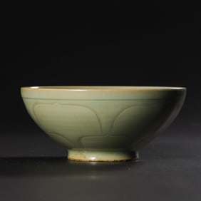 China, late Tang and Five Dynasties, Yaozhou kiln carved lotus petal pattern green glaze bowl