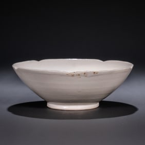 Chinese Northern Song Dynasty Ding kiln flower mouth large bowl
