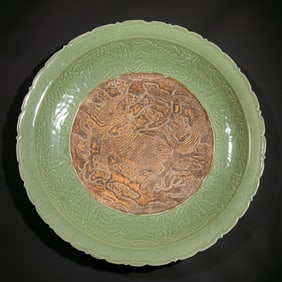Large Chinese Longquan celadon-glazed plate with diamond-shaped rim, late Yuan and early Ming