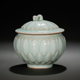 Chinese Southern Song Dynasty Hutian kiln green glaze lotus petal pattern covered jar