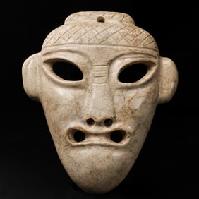 The face of the chicken bone and white jade figure of the Hongshan culture in the Neolithic period