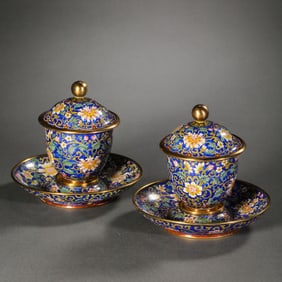 A pair of Chinese Qing dynasty Qianlong period enameled flower-patterned saucers