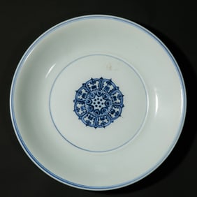 Chinese Ming Dynasty blue and white flower pattern plate