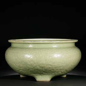 Longquan kiln green glaze flower pattern tripod censer, Yuan Dynasty, China