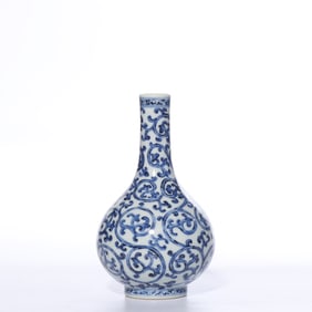 Chinese Qing Dynasty Yongzheng period blue and white long-necked vase