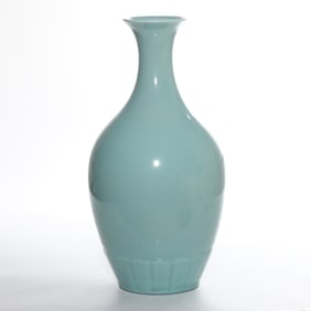 Chinese Qing Dynasty Yongzheng Period Green Glaze Olive Vase