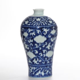 Chinese Qing Dynasty Blue and White Flower Pattern Plum Vase