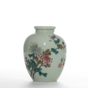 Chinese Qing Dynasty Qianlong period Famille rose flower pattern jar
