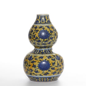 Yellow-glazed blue-and-white floral gourd vase, Qing Dynasty, China