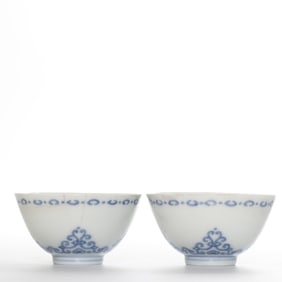 A pair of blue and white bowls from the Yongzheng period of the Qing Dynasty