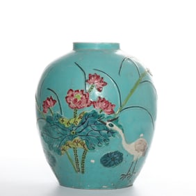Chinese Qing Dynasty Qianlong Period Flower and Bird Pattern Jar
