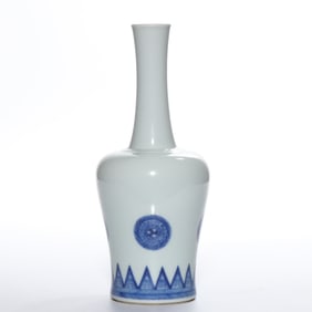 Chinese Qing Dynasty Kangxi period blue and white long-necked vase