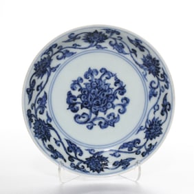 Blue and white plate with floral patterns, Xuande period, Ming Dynasty, China