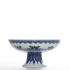 Chinese Qing Dynasty Qianlong period blue and white high-footed plate