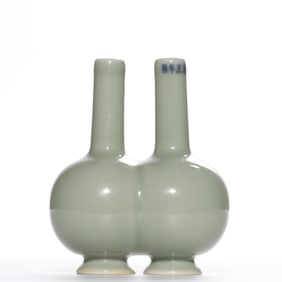 Chinese Qing Dynasty Yongzheng period powder green glaze double vase