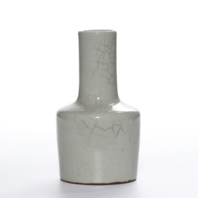 Chinese Qing Dynasty Yongzheng Period Long-necked Bottle