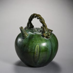 Chinese Tang Dynasty green glaze backflow handle pot