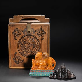Chinese Qing Dynasty Tianhuang auspicious animal ornaments and crystal pen holder