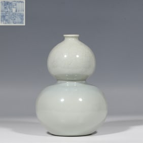 Chinese Qing Dynasty Qianlong period powder green glaze gourd bottle
