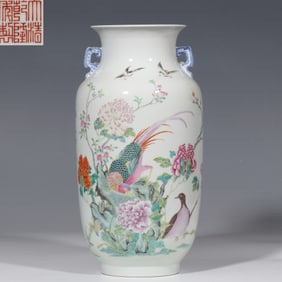 Chinese Qing Dynasty Qianlong period famille rose flower and bird pattern double-handled vase