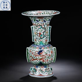 A blue and white vase with multicolored dragon patterns from the Wanli period of the Ming Dynasty,