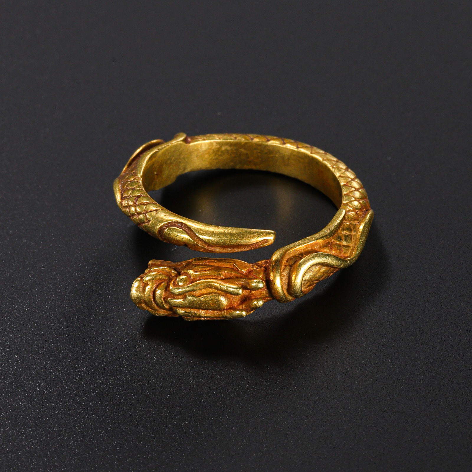Chinese Qing Dynasty pure gold dragon pattern ring: Diam. 2.3 cm. Weight. 7.6 gram.
