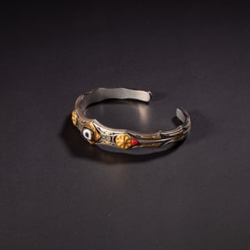 Chinese Qing Dynasty Tibetan silver inlaid Dzi bead bracelet