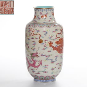 Chinese Qing Dynasty Qianlong period famille rose dragon pattern vase