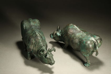 A pair of bronze bulls from the Warring States and Han dynasties