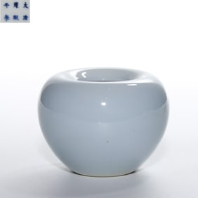 Chinese Qing Dynasty Kangxi period powder green glaze apple vase