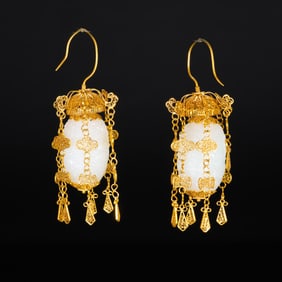 A pair of pure gold and Hetian jade earrings from the Liao Dynasty, China