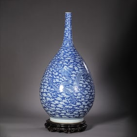 Chinese Qing Dynasty Blue and White Dragon Pattern Long-necked Vase