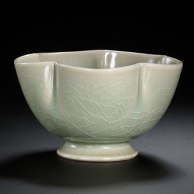 Yaozhou kiln green-glazed flower-mouthed bowl, late Tang and Five Dynasties period, China