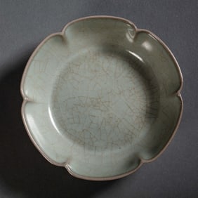 Chinese Song Dynasty official kiln celadon flower-mouthed plate