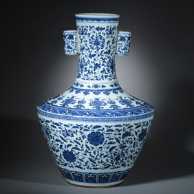 Chinese Qing Dynasty blue and white coiled flower pattern Guan Er Zun vase