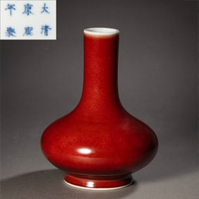 A red-glazed long-necked vase from the Kangxi period of the Qing Dynasty, China