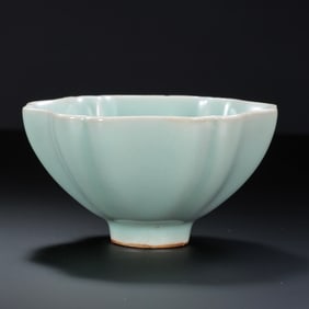 Chinese Southern Song Dynasty Longquan kiln powder green glaze lotus seed cup