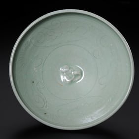 Yaozhou kiln moon-white glaze bowl with carved patterns, late Tang and Five Dynasties period, China