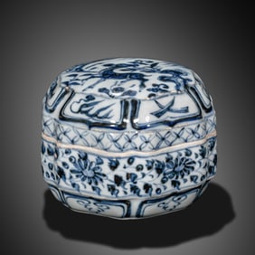 Chinese Ming Dynasty Blue and White Flower and Deer Pattern Lid Box
