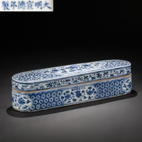 Blue and white flower pattern lidded box from the Xuande period of the Ming Dynasty, China