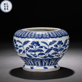 Blue and white floral water pot from the Wanli period of the Ming Dynasty, China