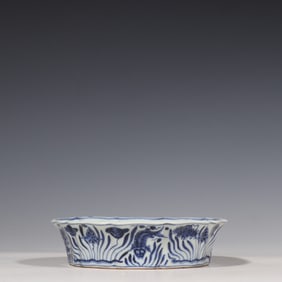 Blue and white fish and algae pattern wash basin, Xuande period, Ming Dynasty, China