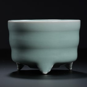 Chinese Southern Song Dynasty Longquan kiln green glaze tripod censer