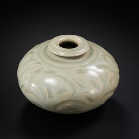 Yaozhou kiln green-glazed short plum vase with carved floral pattern, late Tang and Five Dynasties